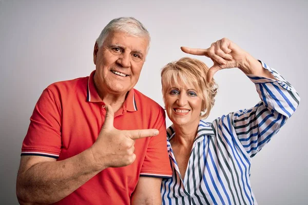 Senior Beau Couple Debout Ensemble Sur Fond Blanc Isolé Souriant — Photo