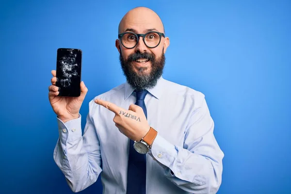 Όμορφος Φαλακρός Επιχειρηματίας Γενειάδα Κρατώντας Σπασμένο Smartphone Δείχνει Ραγισμένα Οθόνη — Φωτογραφία Αρχείου