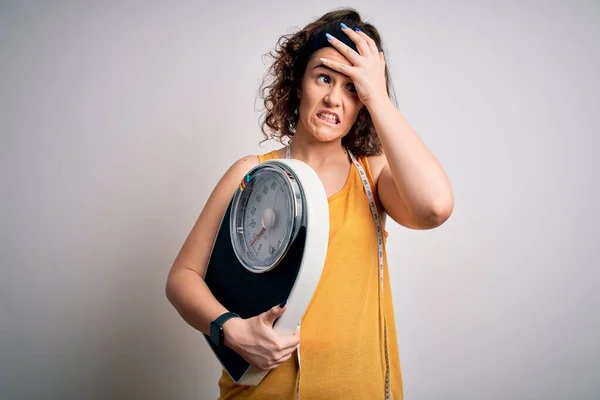 Kıvırcık Saçlı Tartı Makinesi Mezura Tutan Genç Güzel Bir Kadın — Stok fotoğraf