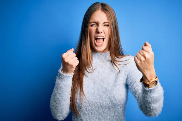 Jonge Mooie Roodharige Vrouw Draagt Casual Trui Geïsoleerde Blauwe Achtergrond — Stockfoto