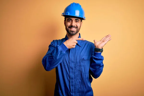 Mechanische Man Met Baard Blauw Uniform Veiligheidshelm Gele Achtergrond Verbaasd — Stockfoto