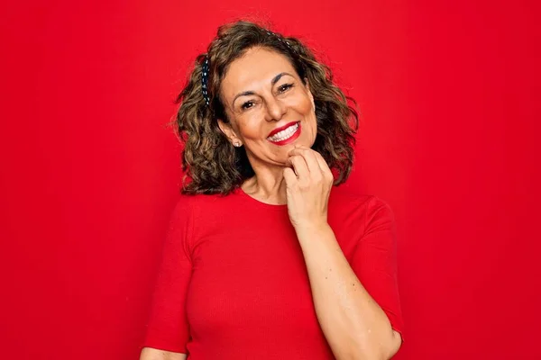 Brünette Frau Mittleren Alters Lässigem Shirt Das Über Rotem Hintergrund — Stockfoto