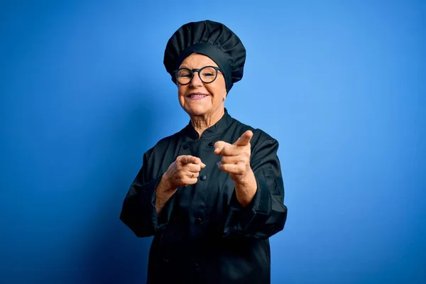 Senior Hermosa Mujer Chef Pelo Gris Con Uniforme Cocina Sombrero —  Fotos de Stock