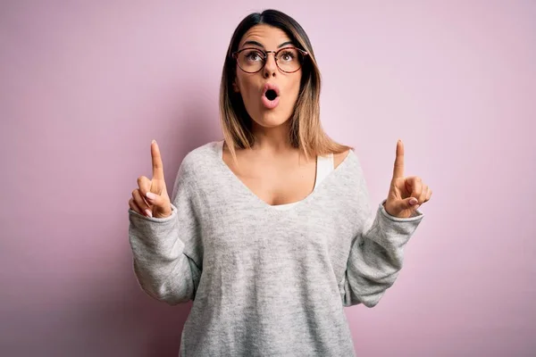 Young Beautiful Brunette Woman Wearing Casual Sweater Glasses Pink Background — Stock Photo, Image