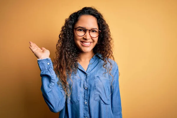 Hermosa Mujer Con Pelo Rizado Con Camisa Mezclilla Casual Gafas — Foto de Stock