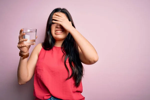 Jovem Morena Bebendo Copo Água Doce Sobre Fundo Isolado Rosa — Fotografia de Stock