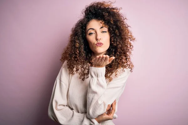 Mooie Vrouw Met Krullend Haar Piercing Dragen Casual Trui Roze — Stockfoto