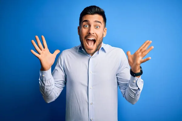 Homem Bonito Jovem Vestindo Camisa Elegante Sobre Fundo Azul Isolado — Fotografia de Stock