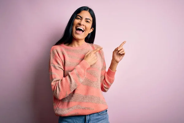 Junge Schöne Hispanische Modefrau Trägt Animal Print Pullover Über Rosa — Stockfoto
