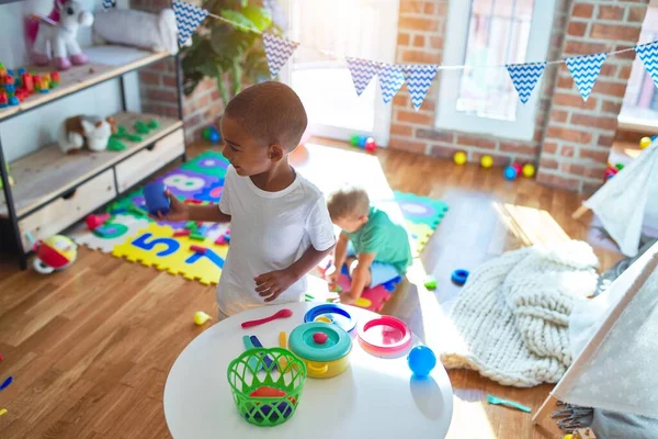 Adoráveis Crianças Brincando Torno Muitos Brinquedos Jardim Infância — Fotografia de Stock