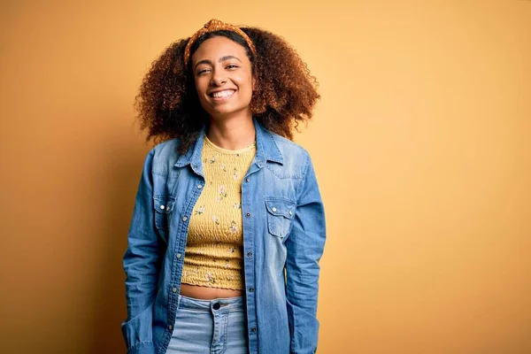 Jovem Afro Americana Com Cabelo Afro — Fotografia de Stock