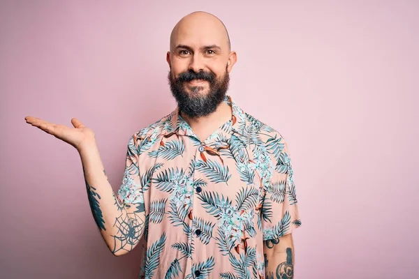 Bonito Homem Careca Com Barba Tatuagem Vestindo Camisa Floral Casual — Fotografia de Stock