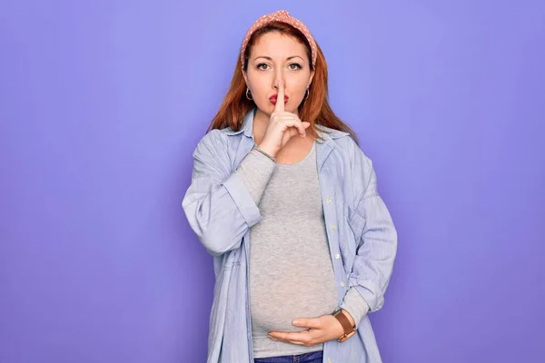 Giovane Bella Rossa Donna Incinta Attesa Bambino Sfondo Viola Isolato — Foto Stock