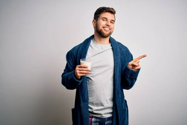 Joven Hombre Rubio Con Barba Ojos Azules Usando Pijama Bebiendo — Foto de Stock