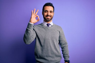 Mor arka planda dikilen, sakallı yakışıklı iş adamı el ve parmaklarıyla 