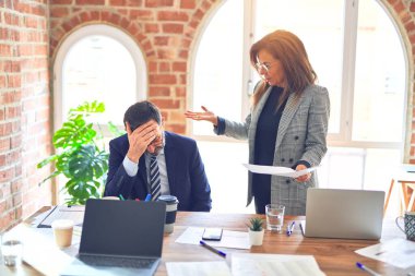 İki orta yaşlı iş adamı birlikte çalışıyor. Ofisteki kadın zorbası.