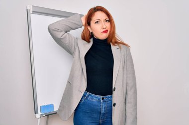 Genç ve güzel kızıl saçlı iş kadını, manyetik karton karışıklığı ve soru sorulmasını kullanarak iş sunumu yapıyor. Şüpheyle kararsız, kafa kafaya düşünerek. Düşünceli kavram.