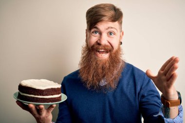 Sakallı, sakallı, sakallı, mutlu ve heyecanlı bir geçmişi olan mutlu ve heyecanlı bir İrlandalı adam zaferi büyük bir gülümsemeyle kutluyor ve ellerini kaldırıyor.