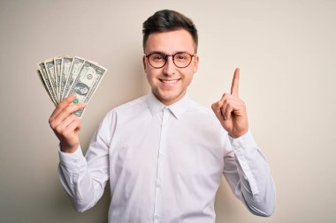 Genç beyaz iş adamı elinde bir tomar banknotla bir fikir ya da soru işareti ile şaşırdı.