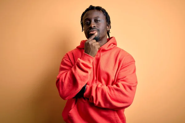 Joven Hombre Deportivo Afroamericano Con Sudadera Con Capucha Sobre Fondo —  Fotos de Stock