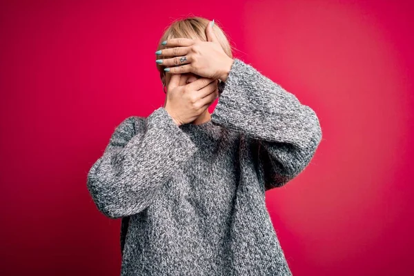 Młoda Blondynka Nowoczesnymi Krótkimi Włosami Ubrana Luźny Sweter Różowym Tle — Zdjęcie stockowe