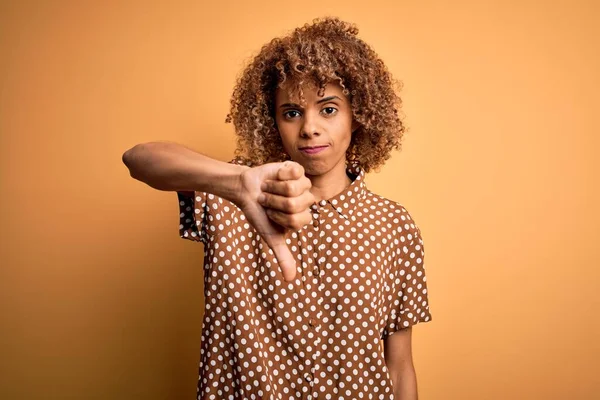 Junge Schöne Afrikanisch Amerikanische Frau Lässigem Hemd Das Über Gelbem — Stockfoto