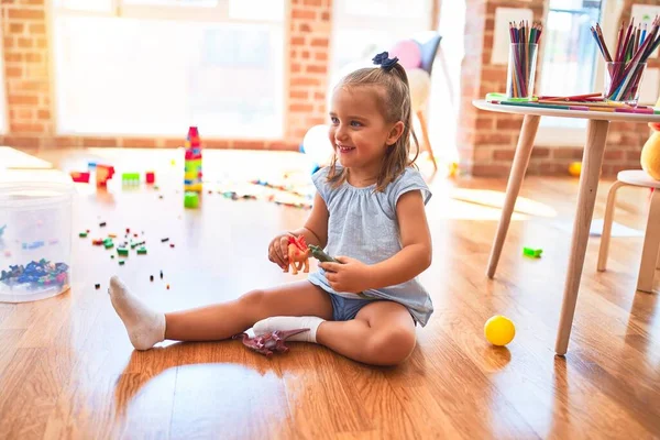 Joven Niña Rubia Hermosa Disfrutando Escuela Juego Con Juguetes Jardín —  Fotos de Stock