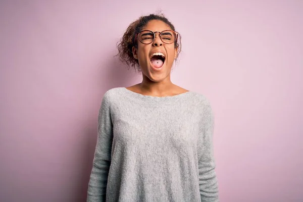 Joven Chica Afroamericana Hermosa Con Suéter Gafas Sobre Fondo Rosa —  Fotos de Stock