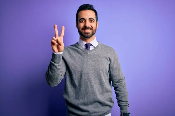 Bonito Empresário Com Barba Vestindo Gravata Casual Sobre Fundo Roxo — Fotografia de Stock