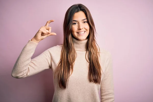 Ung Vacker Flicka Bär Casual Turtleneck Tröja Stående Över Isolerade — Stockfoto