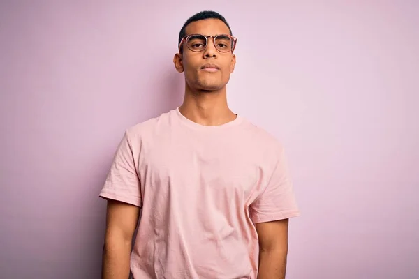 Bello Uomo Afroamericano Che Indossa Casual Shirt Occhiali Sfondo Rosa — Foto Stock