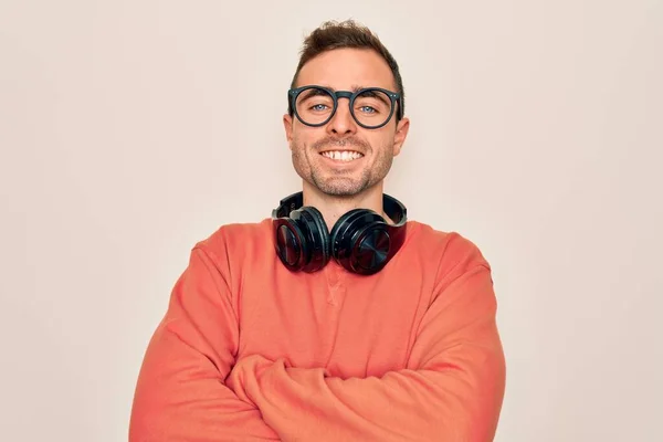 Jovem Homem Bonito Ouvindo Música Usando Fones Ouvido Sobre Fundo — Fotografia de Stock