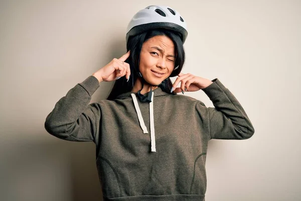 Jovem Mulher Chinesa Bonita Vestindo Capacete Bicicleta Sobre Fundo Branco — Fotografia de Stock