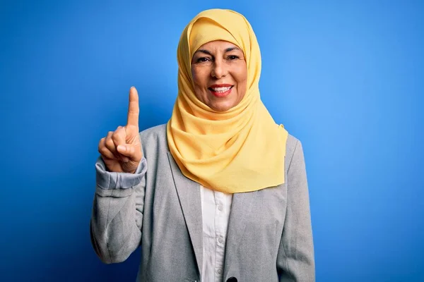 Mujer Negocios Morena Mediana Edad Vistiendo Hijab Tradicional Musulmán Sobre — Foto de Stock