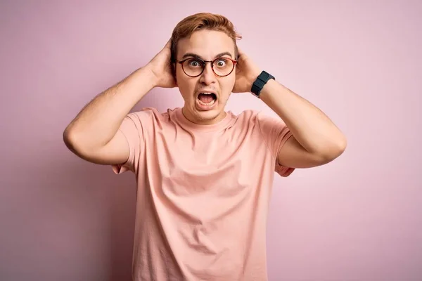 Joven Pelirrojo Guapo Con Camiseta Casual Pie Sobre Fondo Rosa — Foto de Stock