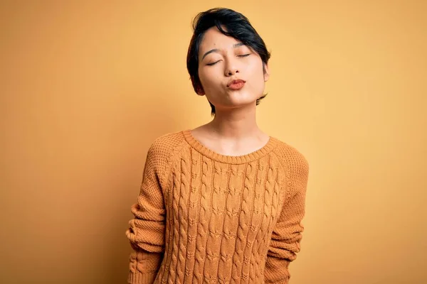 Jong Mooi Aziatisch Meisje Dragen Casual Trui Diadeem Staan Gele — Stockfoto