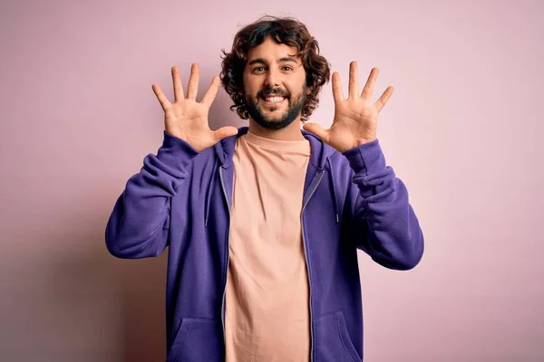 Joven Hombre Deportivo Guapo Con Barba Con Sudadera Casual Sobre — Foto de Stock