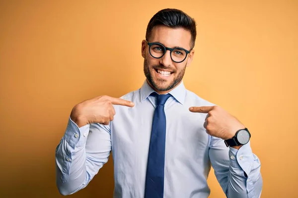 Jonge Knappe Zakenman Met Stropdas Bril Een Gele Achtergrond Die — Stockfoto