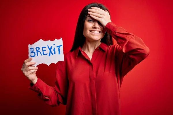 Jonge Mooie Vrouw Met Blauwe Ogen Met Papier Met Brexit — Stockfoto