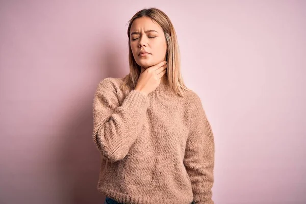 Sarışın Güzel Bir Kadın Pembe Izole Edilmiş Arka Planda Yün — Stok fotoğraf