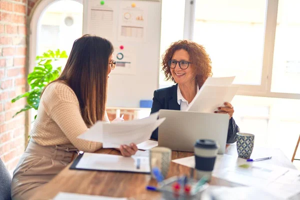 Two Beautiful Businesswomen Smiling Happy Confident Sitting Smile Face Working — Stockfoto