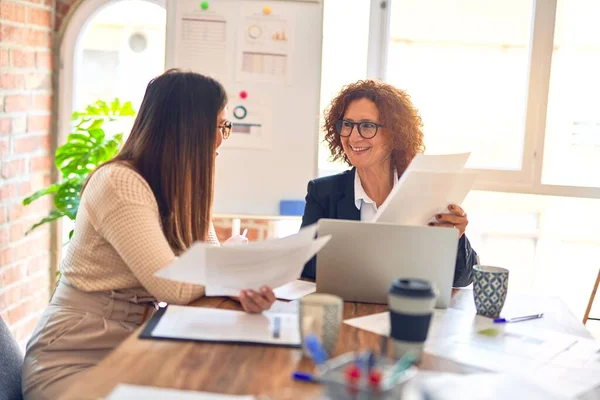 Due Belle Imprenditrici Sorridenti Felici Fiduciose Seduto Con Sorriso Sul — Foto Stock