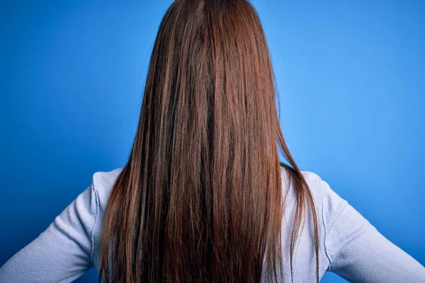 Jovem Bela Mulher Morena Vestindo Camisola Casual Sobre Fundo Azul — Fotografia de Stock