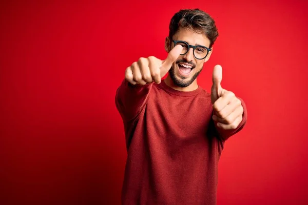 안경을 스웨터를 잘생긴 남자가 손으로 긍정적 행동을 승인하고 웃으며 성공을 — 스톡 사진