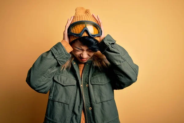 Beautiful Asian Skier Girl Wearing Snow Sportswear Using Ski Goggles — Stock Photo, Image