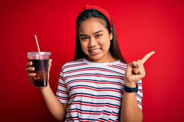 Joven Asiática Chica Bebiendo Cola Fizzy Refresco Usando Paja Sobre —  Fotos de Stock