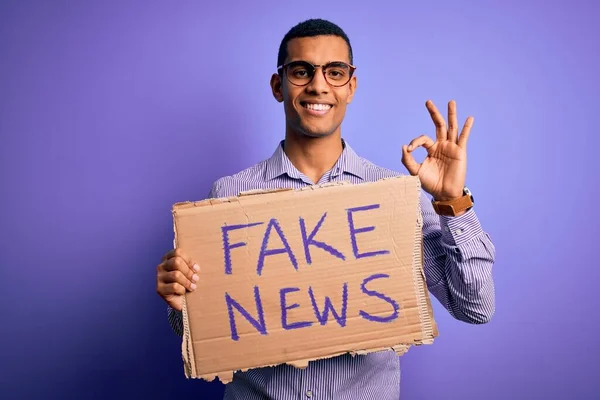 Jovem Afro Americano Bonito Protestando Segurando Banner Com Mensagem Notícias — Fotografia de Stock