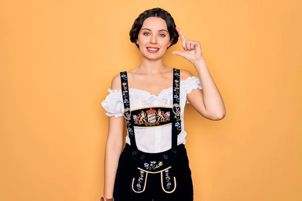 Jovem Mulher Alemã Bonita Com Olhos Azuis Vestindo Vestido Tradicional — Fotografia de Stock