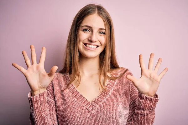 Junge Schöne Rothaarige Frau Trägt Lässigen Pullover Über Isoliertem Rosa — Stockfoto