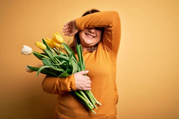 Beautiful Size Woman Holding Romantic Bouquet Natural Tulips Flowers Yellow — Stock Photo, Image